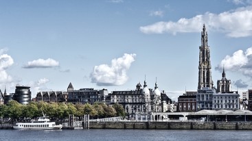 Antwerpen - De Schelde en uitzicht op Onze-Lieve-Vrouwekathedraal